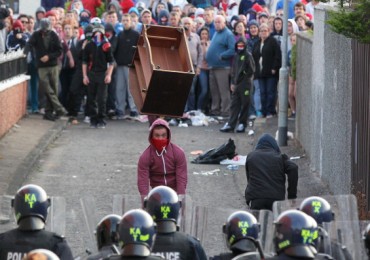 Powerful image: riots and violence in Belfast continue